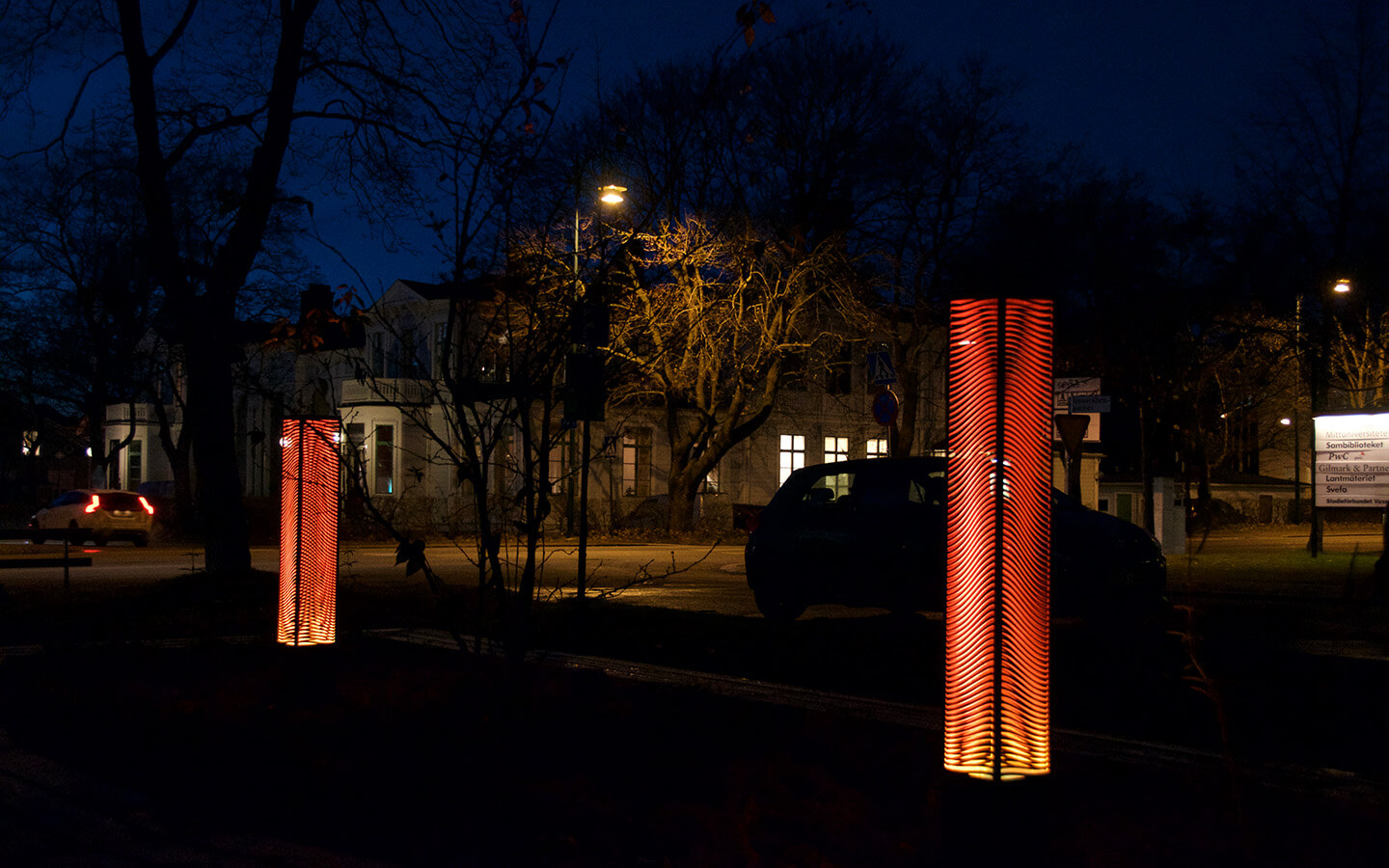 Ljuspollare i en park